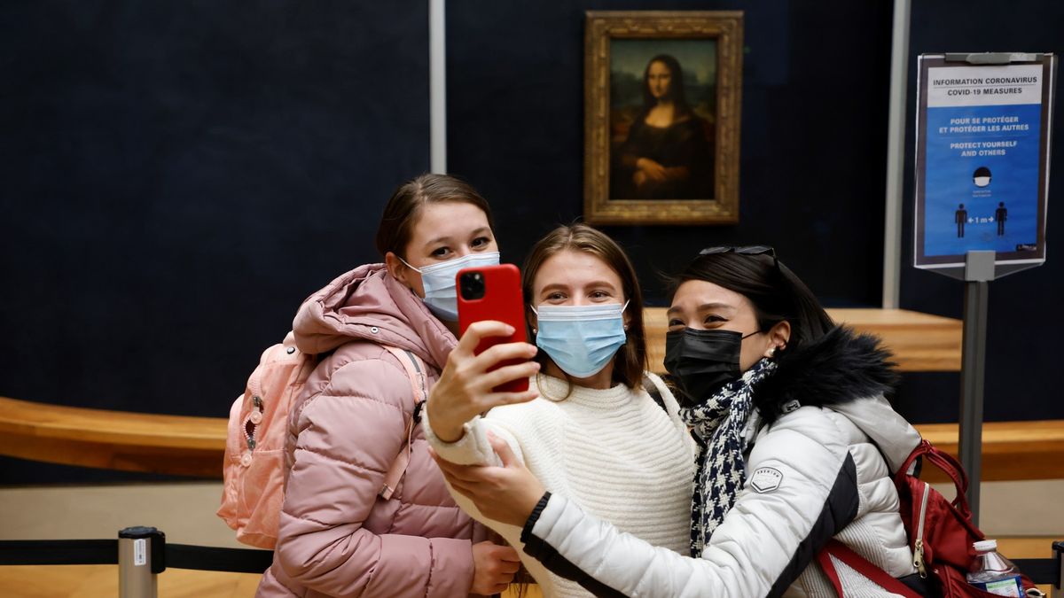 Proč Louvre zůstává i přes covid otevřený, a česká muzea ne?